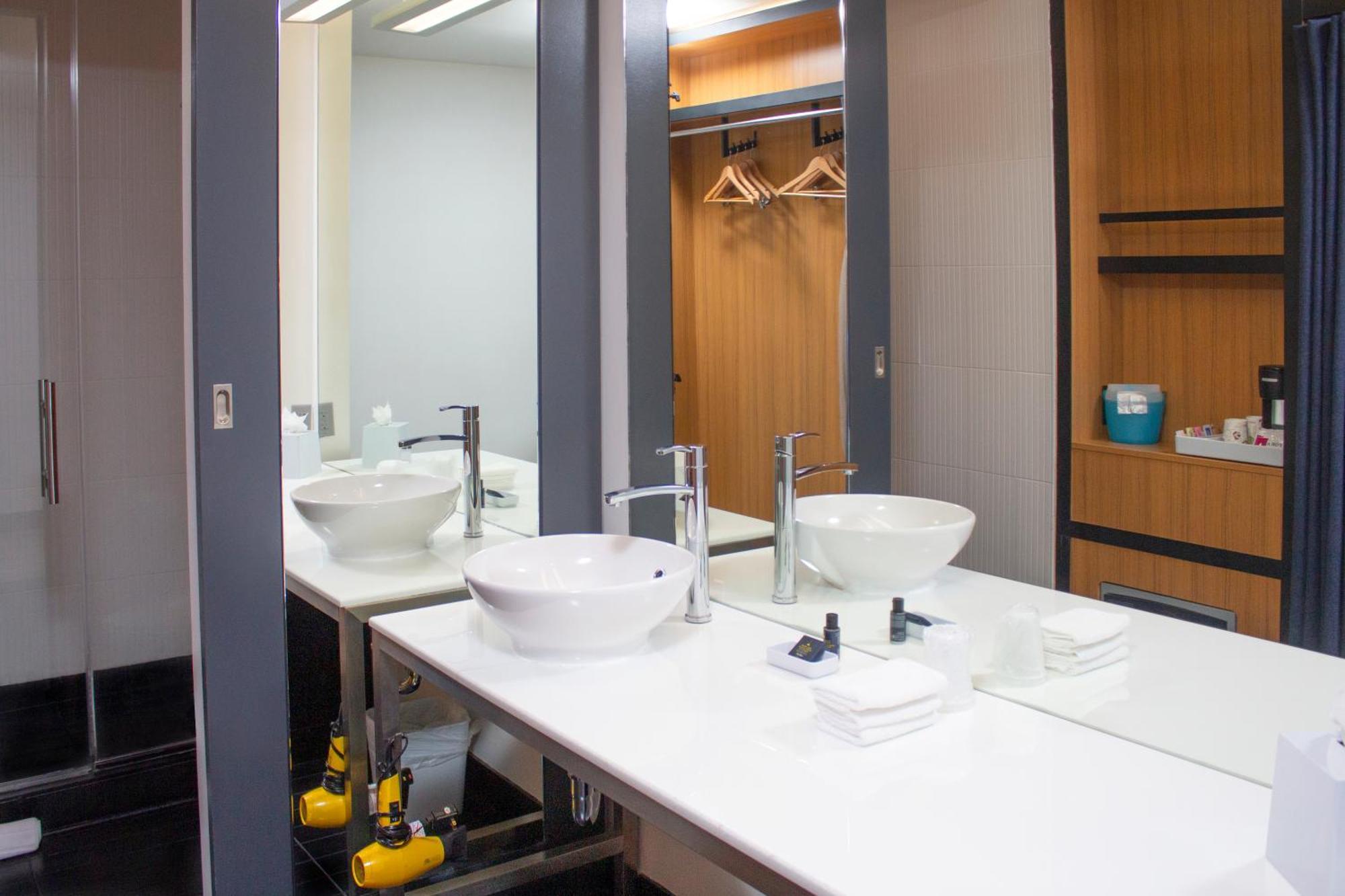 Отель Aloft Miami Дорел Экстерьер фото