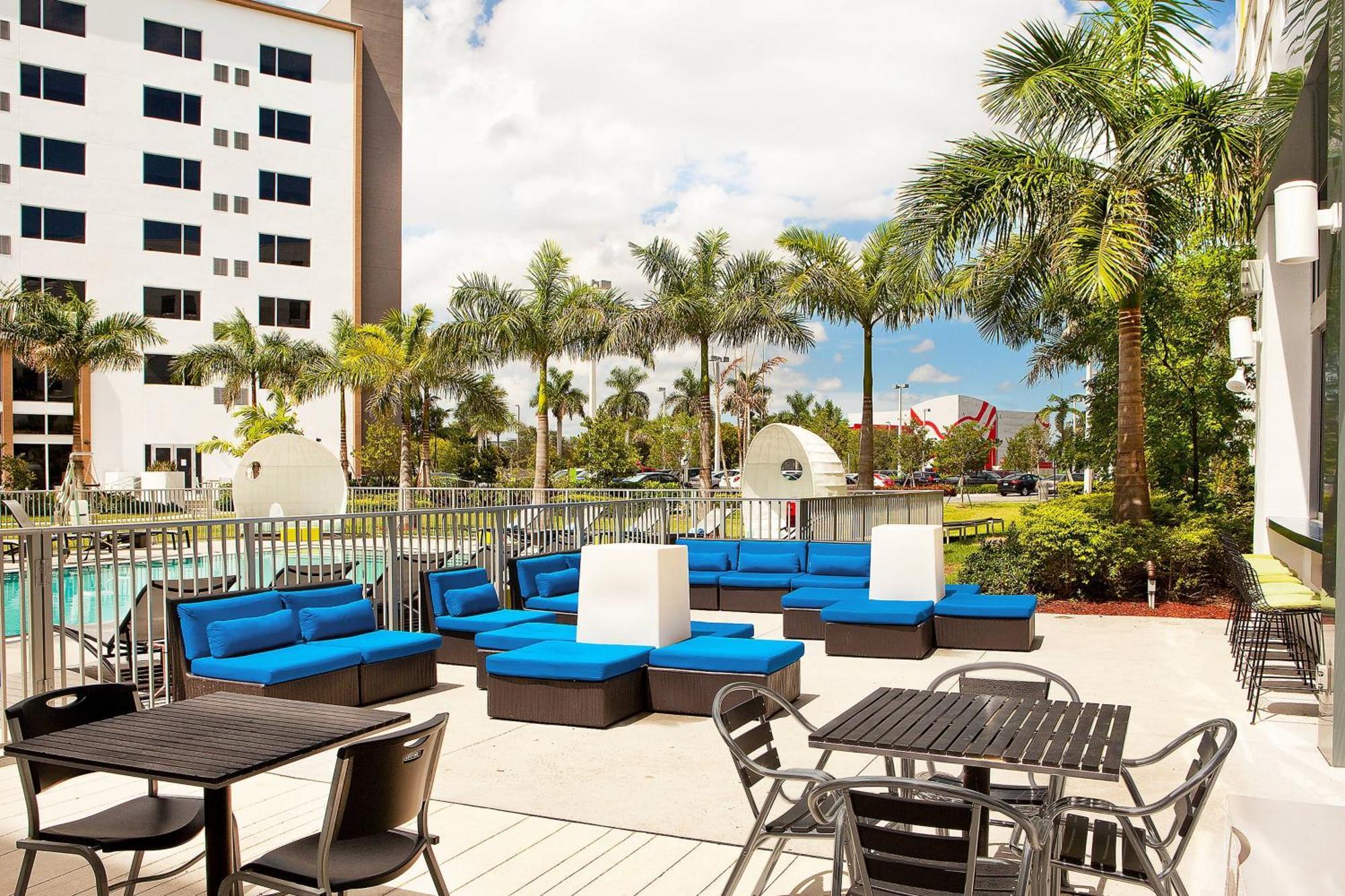 Отель Aloft Miami Дорел Экстерьер фото