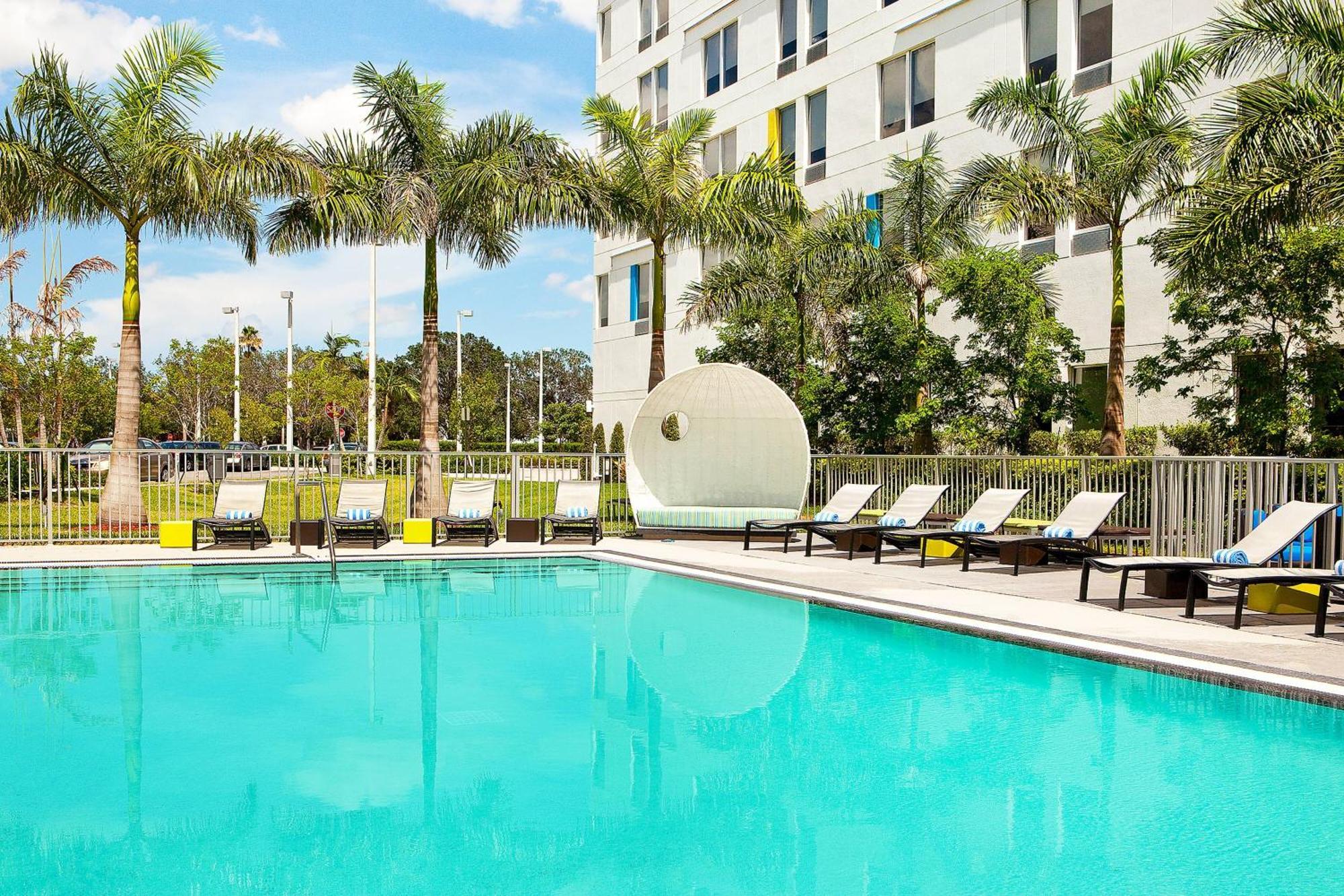 Отель Aloft Miami Дорел Экстерьер фото