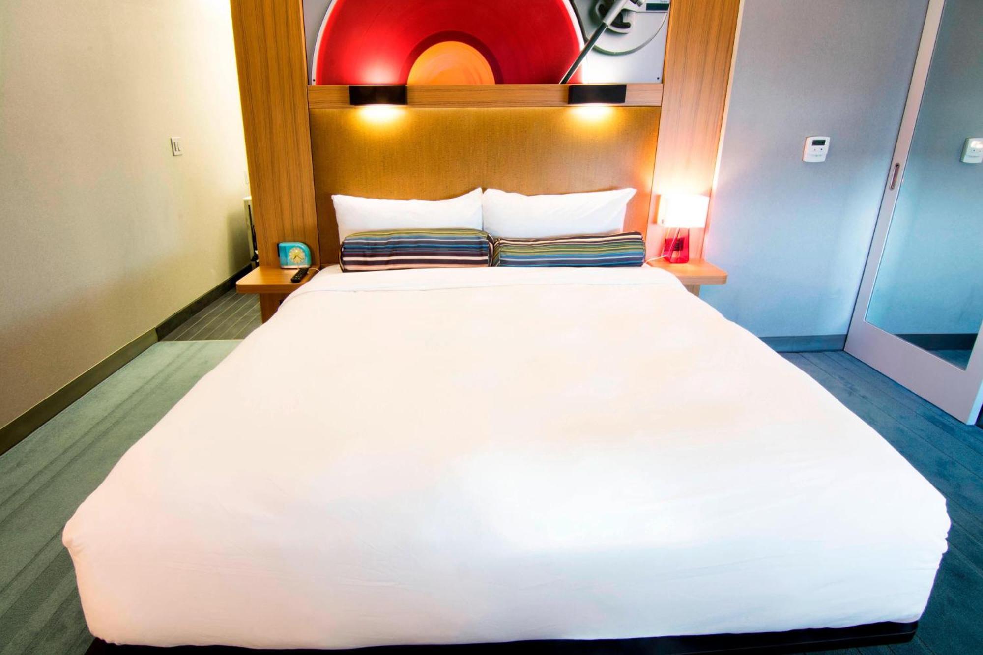 Отель Aloft Miami Дорел Экстерьер фото