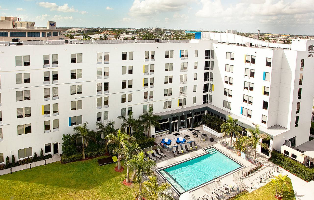 Отель Aloft Miami Дорел Экстерьер фото